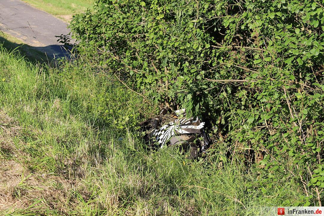 Motorrad kollidiert mit Traktor - Biker schwerst verletzt