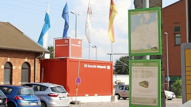 Statt an der zugeordneten Bushaltestelle Nummer 9, ist der Fahrplan für Flix-Busse noch gegenüber am Taxi-Stand angebracht.  Foto: Selina Jörgensen