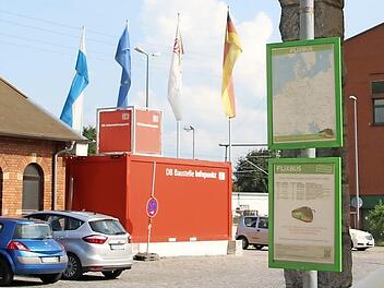 Statt an der zugeordneten Bushaltestelle Nummer 9, ist der Fahrplan für Flix-Busse noch gegenüber am Taxi-Stand angebracht.  Foto: Selina Jörgensen