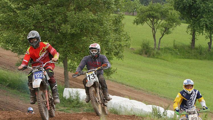 Von der Piste kommt "Schröter Reloaded" (rechts) ab und muss "Bob Racing" (122) und Team "Gewehia" (13) an sich vorbeiziehen lassen.