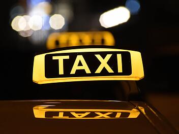 Zu Fu&szlig; verfolgten zwei Polizisten einen fl&uuml;chtenden Mann in Coburg. Pl&ouml;tzlich hielt ein Taxifahrer an - und bot den Beamten seine Hilfe an. Symbolfoto: Felix H&ouml;rhager/dpa