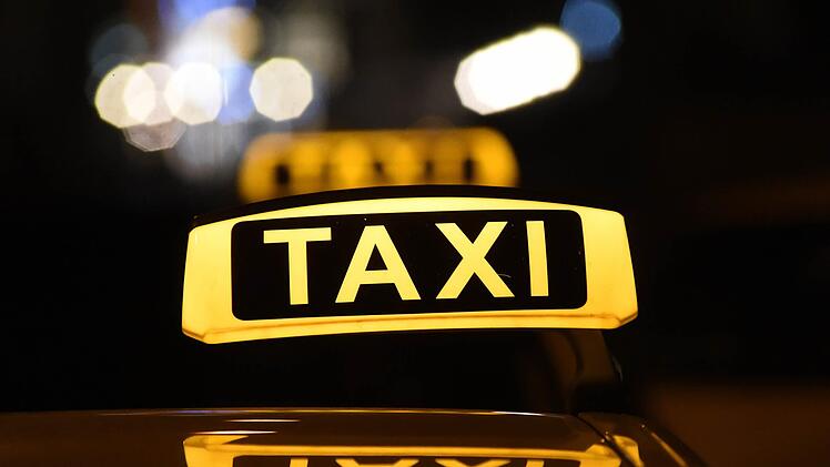 Zu Fu&szlig; verfolgten zwei Polizisten einen fl&uuml;chtenden Mann in Coburg. Pl&ouml;tzlich hielt ein Taxifahrer an - und bot den Beamten seine Hilfe an. Symbolfoto: Felix H&ouml;rhager/dpa