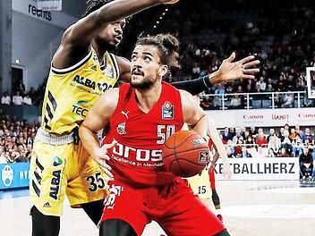 Brose-Center Assem Marei (rechts), der in die Partie gegen Alba Berlin mit Nackenproblemen gegangen war und nach der Pause nicht mehr eingesetzt wurde, steht in Weißenfels wieder zur Verfügung. Foto: Daniel Löb