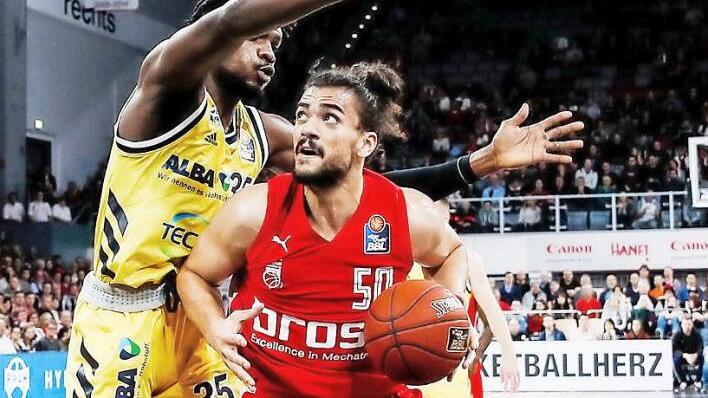 Brose-Center Assem Marei (rechts), der in die Partie gegen Alba Berlin mit Nackenproblemen gegangen war und nach der Pause nicht mehr eingesetzt wurde, steht in Weißenfels wieder zur Verfügung. Foto: Daniel Löb