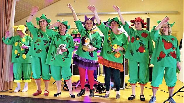 Furioser Auftakt mit der Frauengruppe "Die s&uuml;&szlig;esten Fr&uuml;chte". Von links: Gerda M&uuml;ller, Elisabeth Fleischman, Maria Berberich, Bruni Renk, Adelgunde Ramming, Inge Mathes und Irene Hertel.  Fotos: Gerd Fleischmann