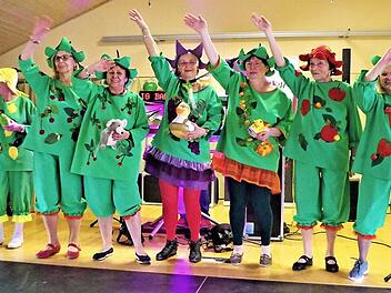 Furioser Auftakt mit der Frauengruppe "Die süßesten Früchte". Von links: Gerda Müller, Elisabeth Fleischman, Maria Berberich, Bruni Renk, Adelgunde Ramming, Inge Mathes und Irene Hertel.  Fotos: Gerd Fleischmann