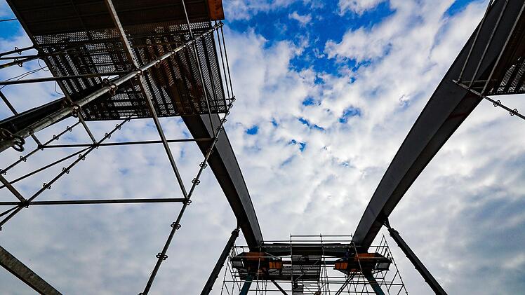 Der erste Bogen der Brücke ist schon fast gebaut, mit dem Weitwinkel sieht das Ganze mächtig aus. Foto: Matthias Hoch