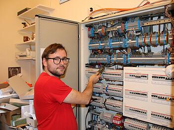 Küster und Hausmeister Michael Brendan hat in den vergangenen zwei Jahren viel Zeit im Pfarrzentrum verbracht. Aktuell stehen noch Arbeiten an der Stromverteilung an.