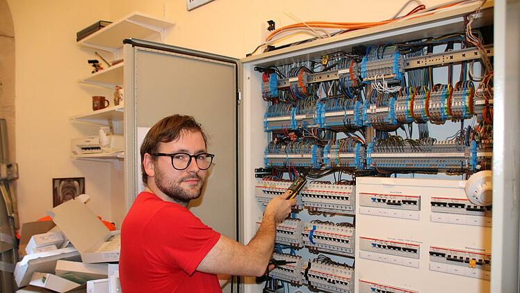 Küster und Hausmeister Michael Brendan hat in den vergangenen zwei Jahren viel Zeit im Pfarrzentrum verbracht. Aktuell stehen noch Arbeiten an der Stromverteilung an.