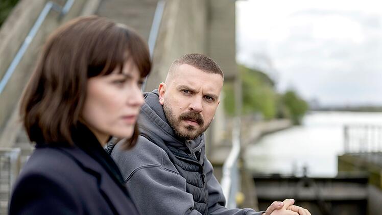 Maryam Azadi (Melika Foroutan) und Hamza Kulina (Edin Hasanovic) l&ouml;sen mit dem "Tatort: Licht" ihren zweiten Fall in Frankfurt. Er f&uuml;hrt sie im zweiten Teil des Krimis zu einer obskuren Sekte, die Kranken Heilung durch Licht verspricht.