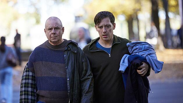 Das ungleiche Duo Alfred (Joachim Kr&oacute;l) und Denis (Jonas Nay) findet in "Die Frau in Blau" &uuml;ber einen tragischen Unfall zusammen.