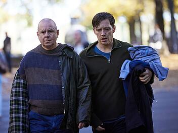 Das ungleiche Duo Alfred (Joachim Kr&oacute;l) und Denis (Jonas Nay) findet in "Die Frau in Blau" &uuml;ber einen tragischen Unfall zusammen.