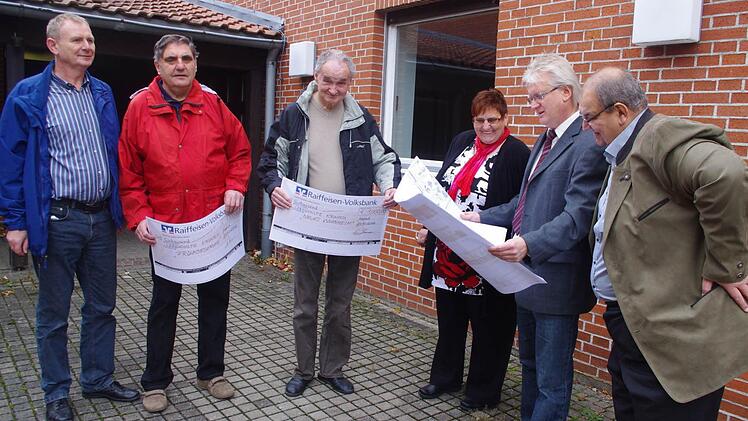 Wohnheim-Leiter Hilmar Hader, die Heimbewohner Georg Schuster und Peter Nickel (von links) sowie Geschäftsführer Wolfgang Palm (zweiter von rechts) freuen sich über die Spende von Ottilie Simon (dritte von rechts) und Wolfgang Simon (rechts).  Foto: Heike Schülein