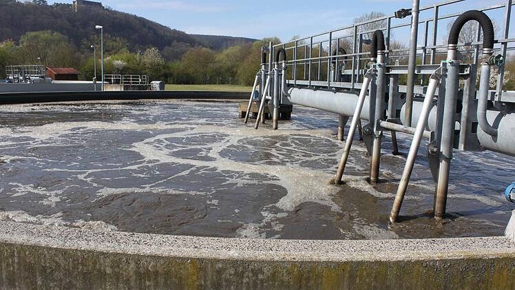 Nach der energetischen Sanierung soll die Kläranlage deutlich weniger Strom verbrauchen. AZV-Geschäftsführer Burkhard Oschmann bezifferte die Kostensenkung auf 23 000 Euro jährlich. Foto: Marlus Reeh (Archiv)