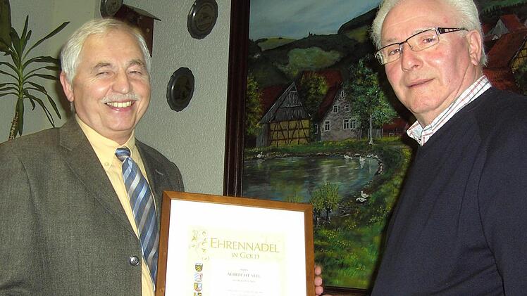 Albrecht Sell (l.) erhielt für seine Verdienste die Ehrennadel in Gold vom stellvertretende Kreisvorsitzende Erich Schießer.