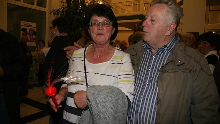 Christa Emmrich und ihr Mann Jürgen sind von dem Auftritt der Amigos hellauf begeistert - und deshalb hat sich Irene Heim auch einen Glitzerstab in der Pause gekauft, um bei den romantischen Songs auch kräftig "mitzuglitzern"