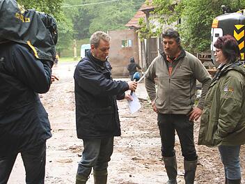 Live-Reporter Albrecht Rauh (links) mit dem geschädigten Landwirt Robert Neuhäuser und Lebensgefährtin Andrea Zieger. Fotos: Günther Geiling