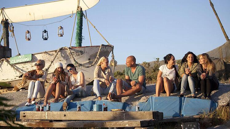 Helen, Ela, Nadja, Susanne, Christian, Maggie, Anne und Lisa genießen den Sonnenuntergang am Strand von Langebaan.