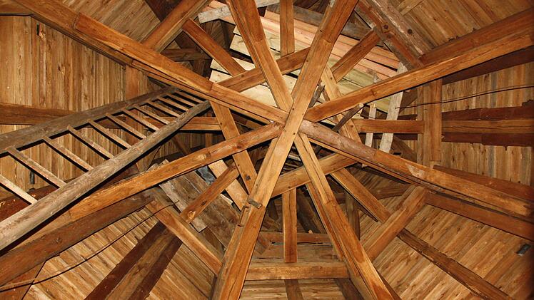 Das Gebälk im Turm der Jakobuskirche über der Glockenstube zeugt von der Zimmermannskunst vergangener Tage. Foto: Ralf Ruppert
