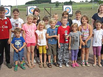Jugendleiterin Heike Kohlhepp (rechts) und die Kinder. Foto: Schützenverein