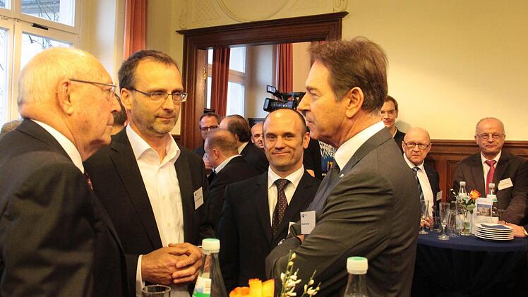 Gäste des Empfangs nach der vollversammlung: Ehrenpräsident Heinrich G. Bender, Hochschul-Präsident Michael Pötzl, Michael Stoschek (Brose).