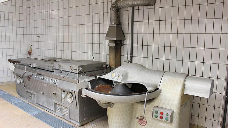 In der Wurstküche stehen noch die alten Maschinen. Foto: Ulrike Nauer