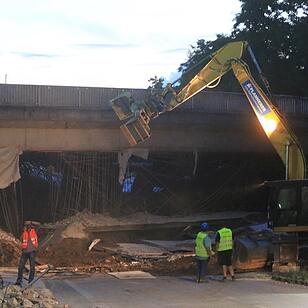 Alte Bahnbruecke am Nordring erfolgreich gesprengt
