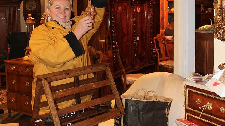 Margot Heiß beim Vorbereiten des ersten großen Eggenbacher Weihnachtsmarktes Foto: Popp