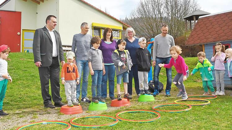 Die Ludwigschorgaster Kinder testeten sofort die neuen Spiel- und Sportgeräte. Foto: privat