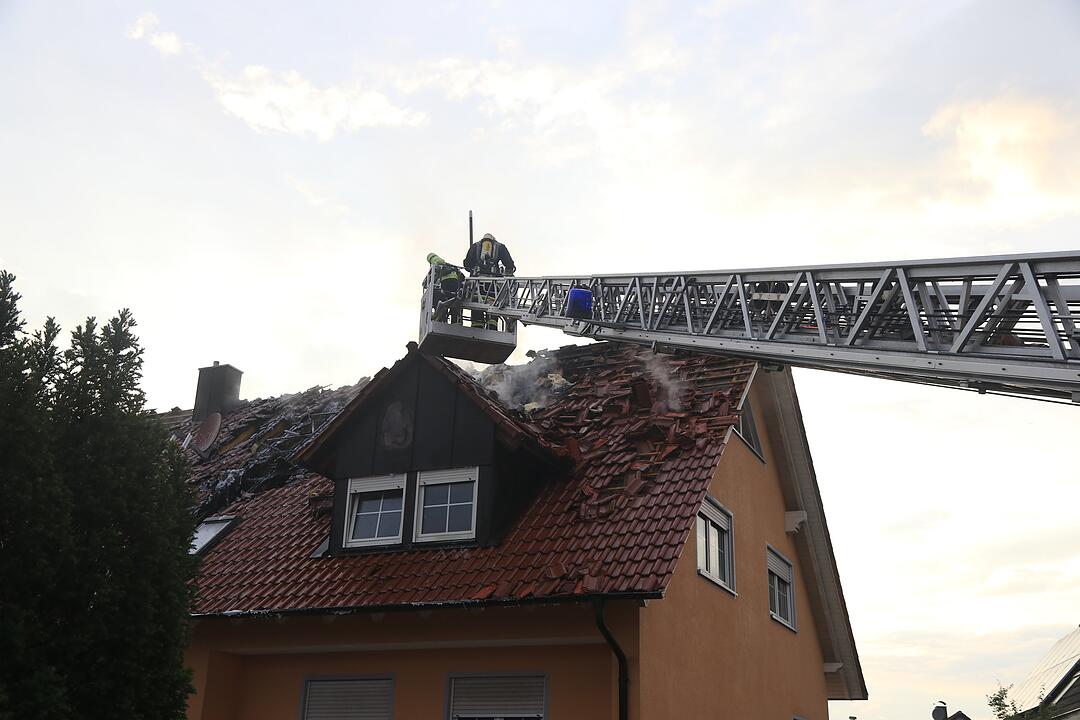 Blitzeinschlag: Dachstuhl geht nach Gewitter in Flammen auf
