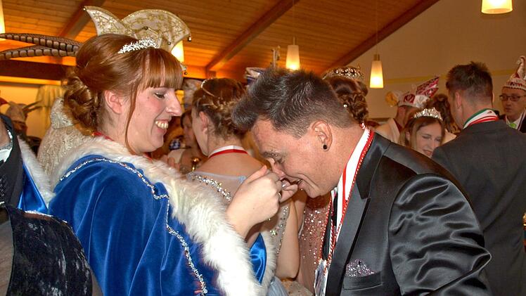 Lustig zu ging es beim Ordenstausch unter den Prinzenpaaren.Susanne Deuerling
