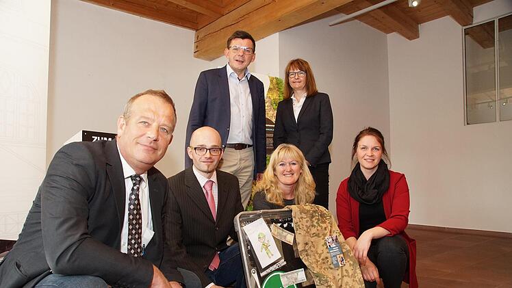 Kooperation  (vorne): Matthias Hümmler und Christoph Joa vom  Dienstleistungszentrum, Museumsleiterin Elfriede Böck, Katharina Edelmann (Konversionsmanagement) sowie (hinten) Bürgermeister Armin Warmuth und Cordula Kuhlmann (Konversionsmanagement) Foto: Arkadius Guzy