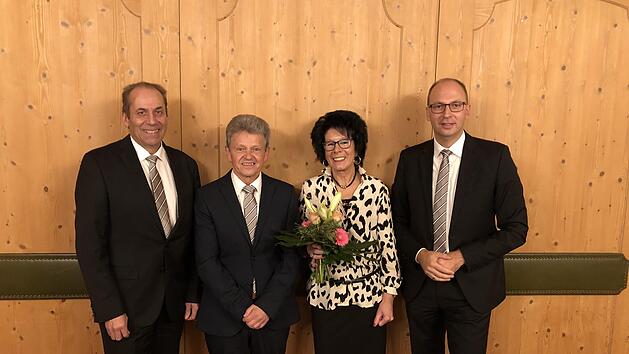 Filialdirektor Armin Förg (links) und Vorstandssprecher Rainer Geis (rechts) wünschten Norbert Leitsch mit Ehefrau Brigitte alles Gute für den bevorstehenden Ruhestand.  Foto: Beatrix Lieb