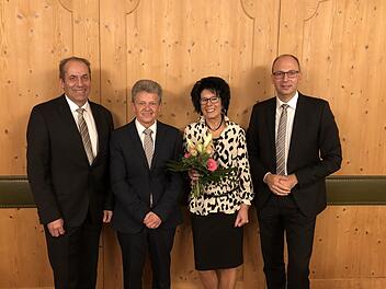 Filialdirektor Armin Förg (links) und Vorstandssprecher Rainer Geis (rechts) wünschten Norbert Leitsch mit Ehefrau Brigitte alles Gute für den bevorstehenden Ruhestand.  Foto: Beatrix Lieb