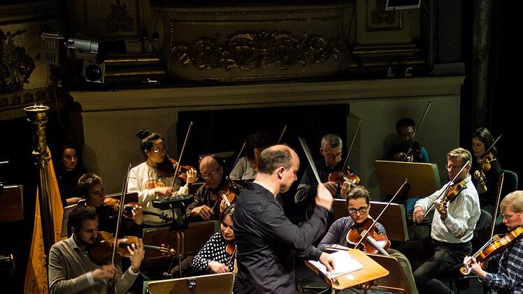 Roland Kluttig erläuterte und dirigierte die Symphonie fantastique von Hector Berlioz beim Concertino im Landestheater Coburg.Foto: Jochen Berger