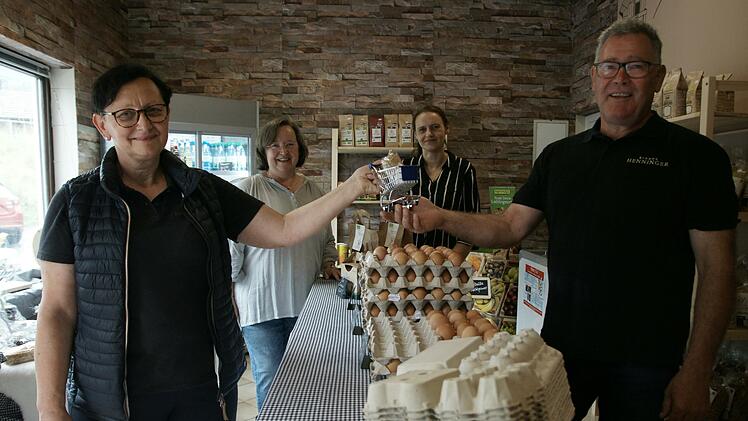 Das Betreiber-Paar Elisabeth und Ralf Henninger (vorne) freute sich mit Karina Schumann (hinten links) und Anja Schneider von den Lieferfirmen Rhöner Bauernmetzgerei und Bäckerei Schneider über die Eröffnung des Dorfladens in Zeitlofs. Foto: Steffen Standke