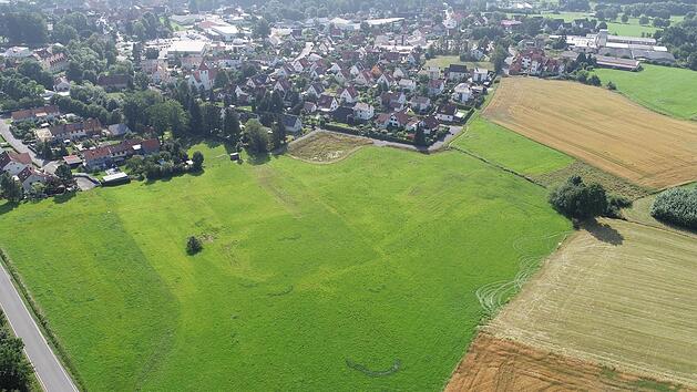 Auf der gr&uuml;nen Wiese vor dem bestehenden Thurnauer Wohngebiet sollen 52 Grundst&uuml;cke ausgewiesen werden.Markt Thurnau