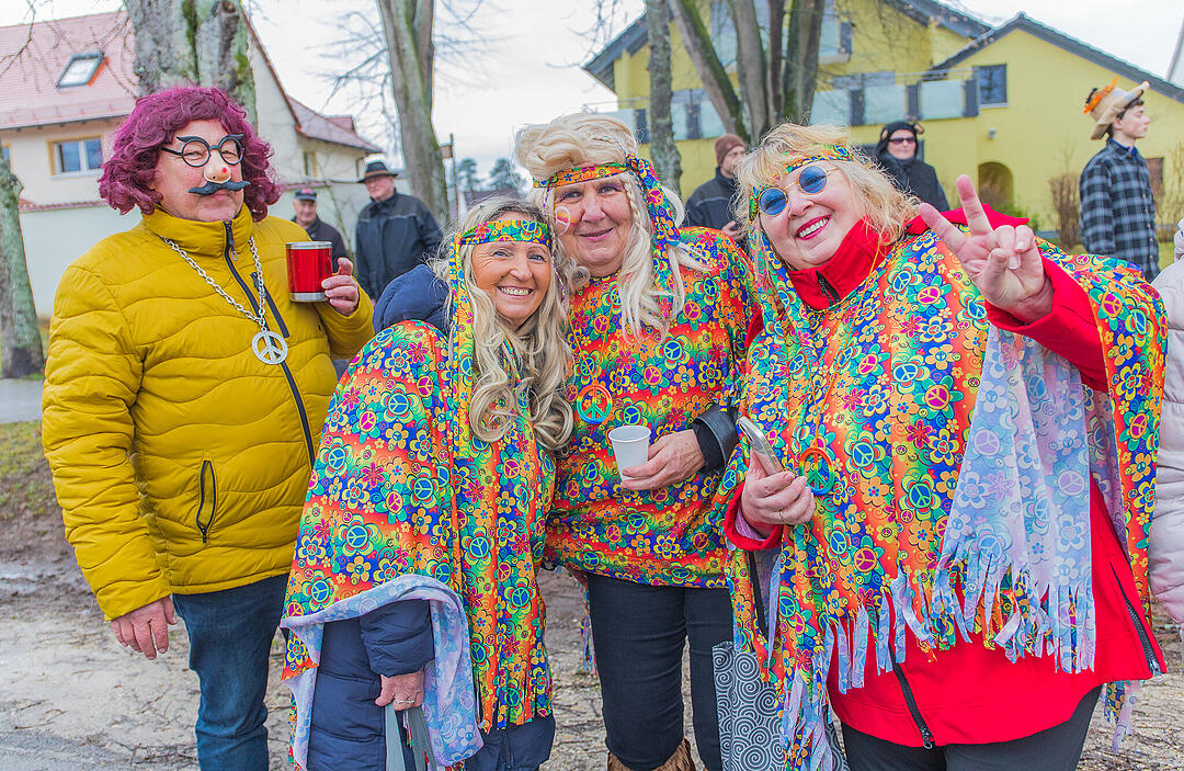 Buntes Faschingstreiben begeistert groß und klein.