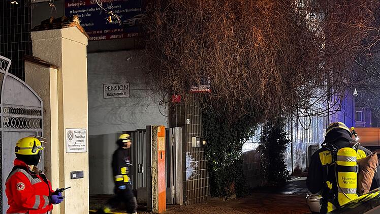 Zimmerbrand in Nürnberger Obdachlosenheim - zahlreiche Bewohner evakuiert