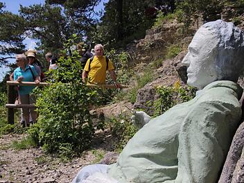 Dieser Herr am steinernen Thron ist eine der vier geheimnisvollen Figuren des unbekannten Künstlers am Hammelberg. Fotos: Hans-Jürgen Burdack/Paul Ziegler