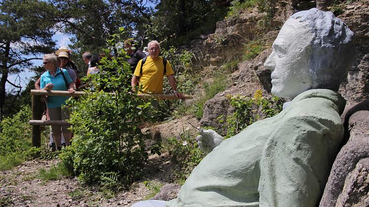 Dieser Herr am steinernen Thron ist eine der vier geheimnisvollen Figuren des unbekannten Künstlers am Hammelberg. Fotos: Hans-Jürgen Burdack/Paul Ziegler