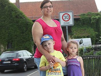 Andrea Schramm und ihre Kinder Yannik und Sophia hoffen, dass die Autos in Zukunft langsamer durch Stockheim fahren. Foto: Jan Koch