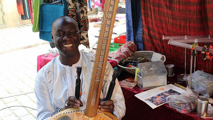 Yusupha Kuyateh aus Gambia stellt Kora-Saiteninstrumente her.