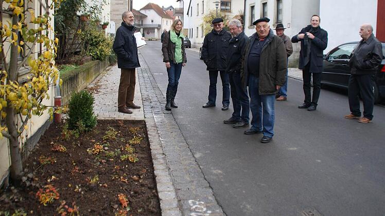 Dank reibungsloser Abläufe wurde die Dorferneuerungsmaßnahme in Roßstadt früher als geplant abgeschlossen. Am Mittwoch traf sich der Bauausschuss dort mit Planern, Vertretern der Firmen und der Vorsitzenden der Teilnehmergemeinschaft Waltraud Dümler.   Foto: Sabine Weinbeer