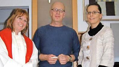 Diakonin Carmen Bogler (links) von der Diakonie Bamberg-Forchheim freut sich mit Asylsozialberaterin Diana Könitzer (rechts) und Werner Traurig von der Trimberg-Schule über das Engagement der Schüler.