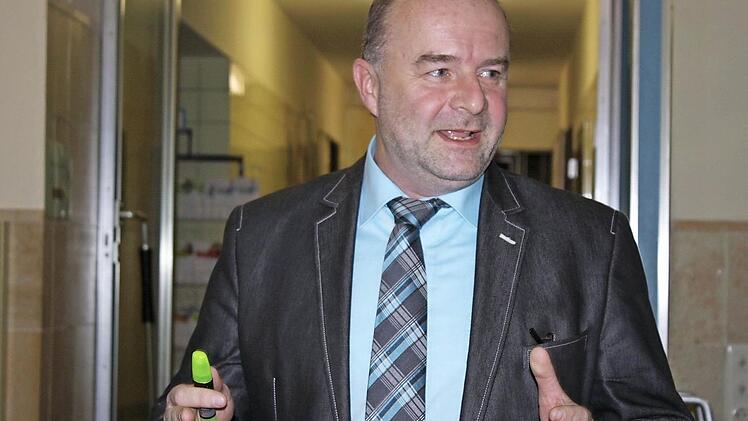Bürgermeister Werner Stöcker gibt das Wahlergebnis bekannt.