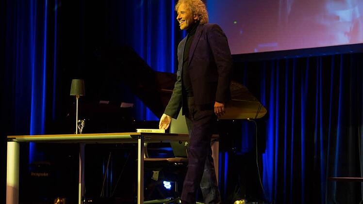Thomas Gottschalk betritt den Saal. Foto: Barbara Herbst