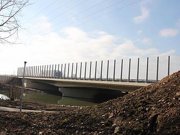 Die Forchheimer Trubbach-Brücke wurde jüngst erneuert und zeigt ein gelungenes Beispiel für transparenten Lärmschutz. Foto: Ekkehard Roepert
