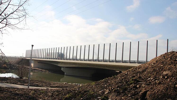 Die Forchheimer Trubbach-Brücke wurde jüngst erneuert und zeigt ein gelungenes Beispiel für transparenten Lärmschutz. Foto: Ekkehard Roepert