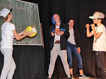 So geht es (hoffentlich nicht) zu in den Klassenzimmern des Gymnasiums. Schüler zeigten in dem Stück "Schule - Deine Zukunft" Szenen aus dem Alltag. Foto: Dieter Britz